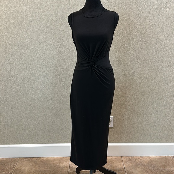 Elegant Black Sleeveless Dress with stomach cut out - Picture 3 of 5